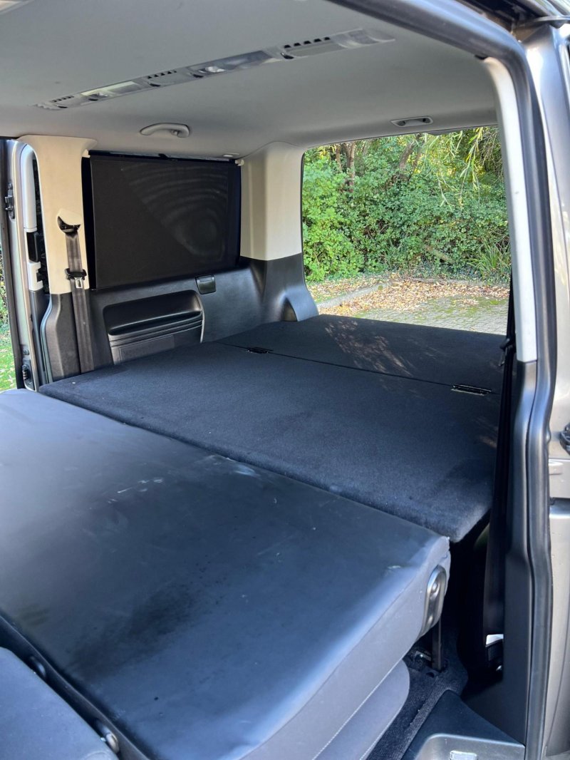 VOLKSWAGEN TRANSPORTER SHUTTLE